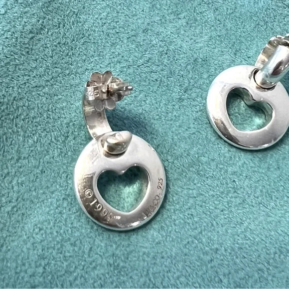 Tiffany & Co. 1999 Heart Cutout silver earrings - Picture 3 of 7